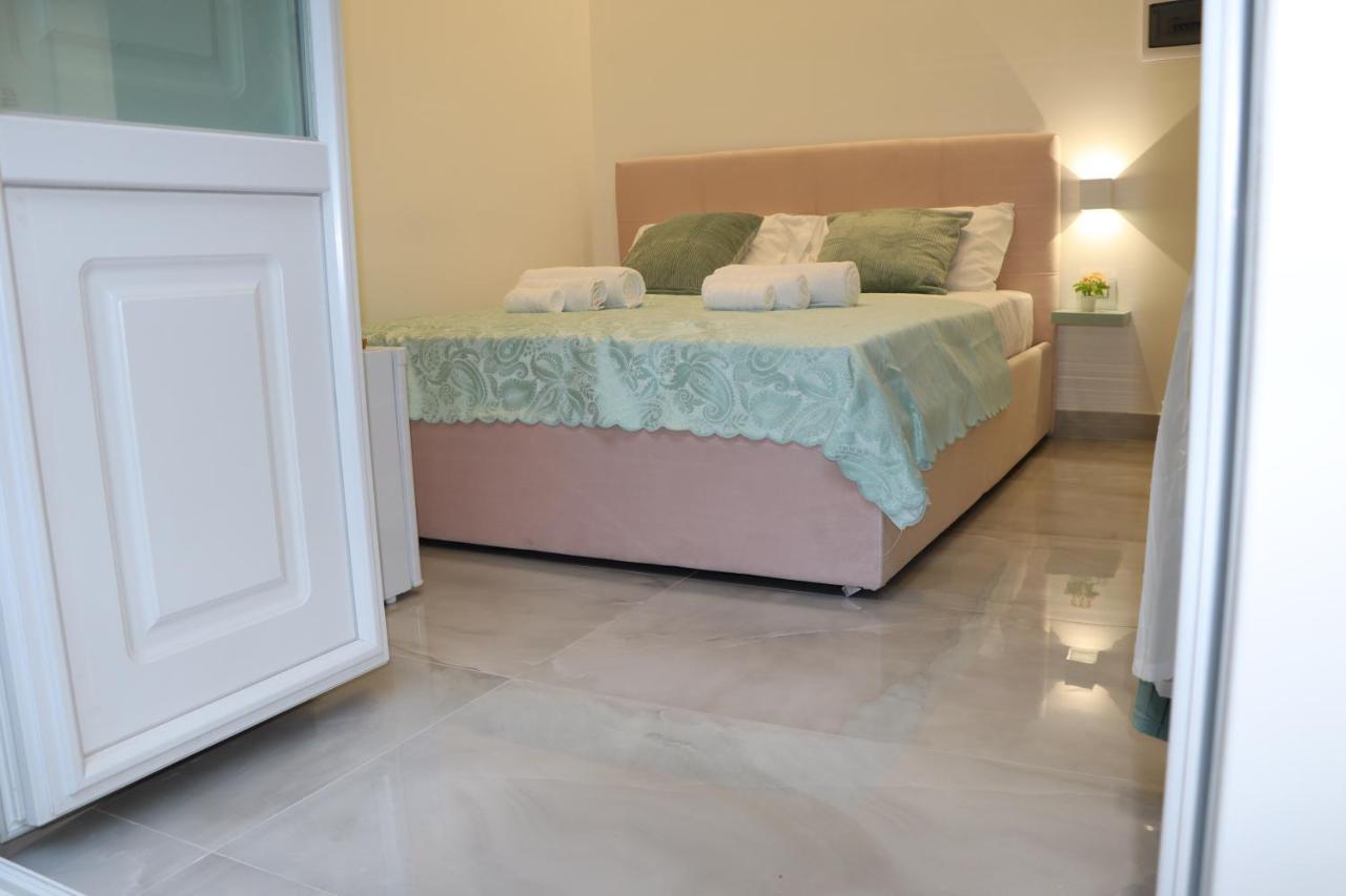 Barbaro Suite & Apartment Наполи Екстериор снимка