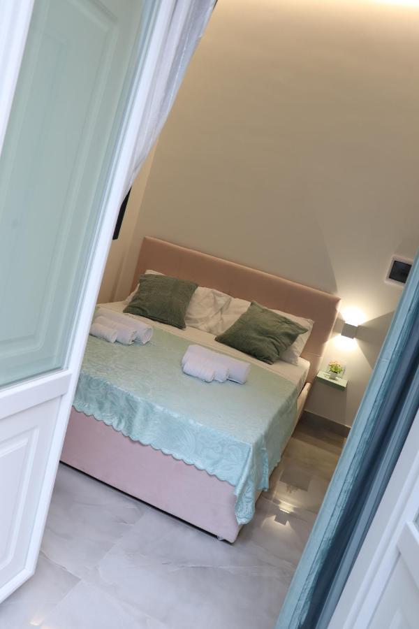 Barbaro Suite & Apartment Наполи Екстериор снимка